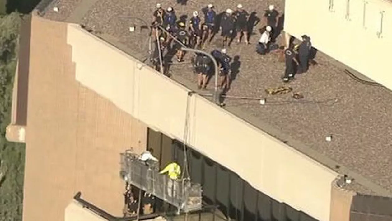 Operațiune SPECTACULOASA a pompierilor în SUA: Doi zugravi au rămas blocați pe acoperișul unui zgârie nori