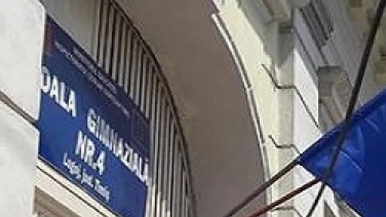 Un altfel de Dorel. Situație INCREDIBILĂ într-o școală din Lugoj. Tricolorul țării a primit culori noi (FOTO)