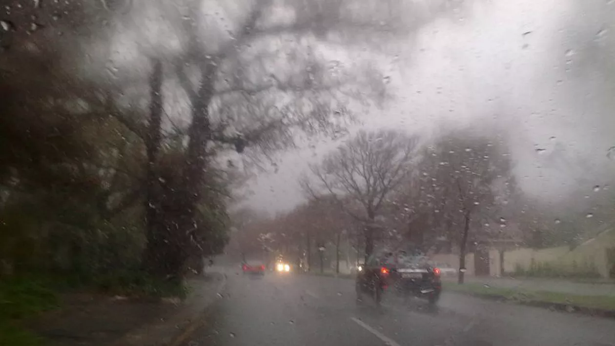 ALERTĂ de la meteorologi. Ploi torențiale și vijelii, de joi după-amiază până sâmbătă dimineață