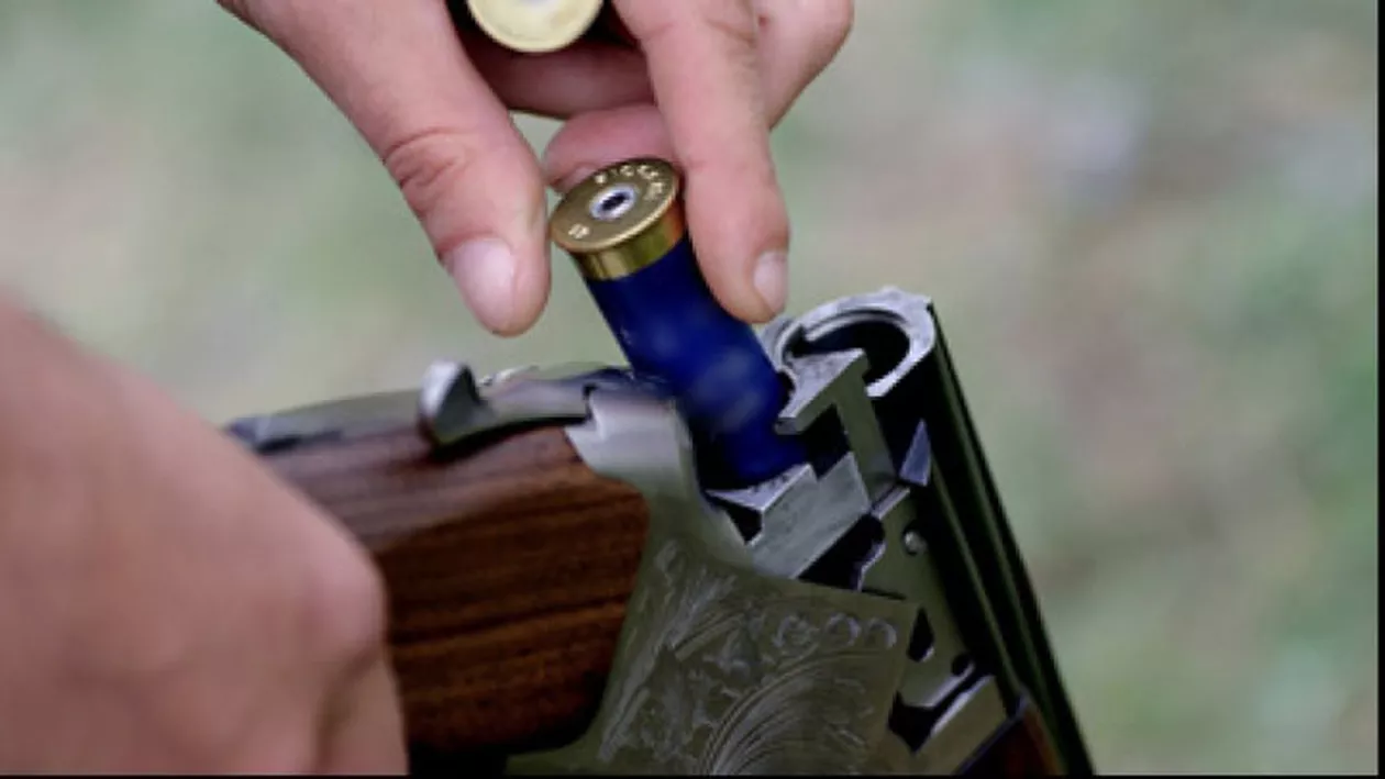 CAZ ȘOCANT! Un bărbat a fost împușcat de vecinul său din greșeală. Acesta voia să țintească un porc (FOTO)