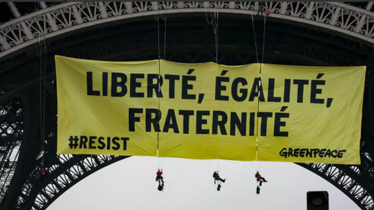 Un banner de mari dimensiuni cu mesaje împotriva Frontului Național, afișat de Greenpeace pe Turnul Eiffel (FOTO)