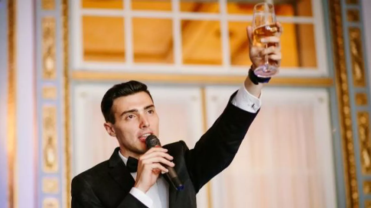 Nu a mai așteptat FEMEIA PERFECTĂ! Cine este BĂRBATUL de 40 de ani care s-a căsătorit cu sine însuși