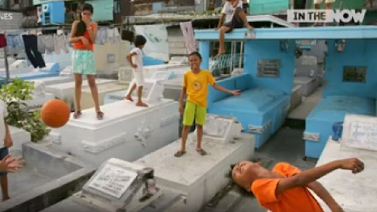 ȘOCANT! Zeci de mii de persoane din Filipine au ca locuință un cimitir (VIDEO)