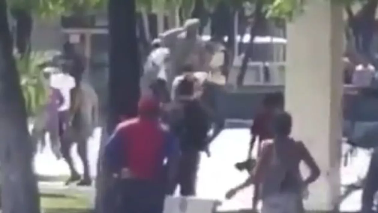 Proteste de stradă violente în Venezuela: Un grup de tineri au dărâmat statuia fostului președinte Hugo Chavez