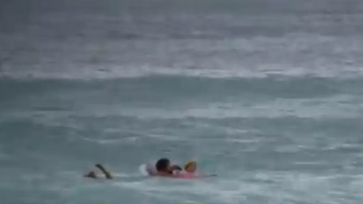 Operațiune contracronometru la Mamaia: Echipajele ISU au intervenit pentru salvarea unei femei care a căzut în mare (VIDEO)