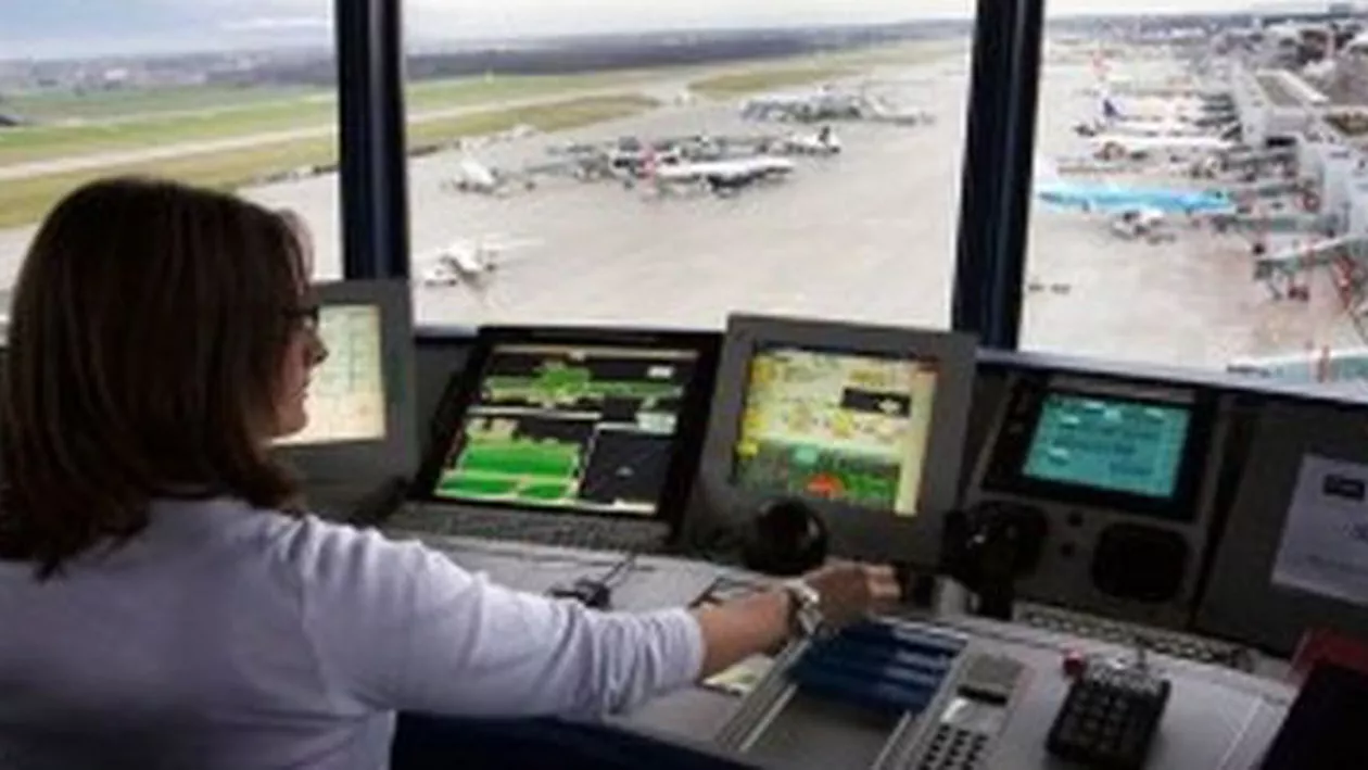 Controlorii de zbor amenință că vor intra vineri în grevă (VIDEO)