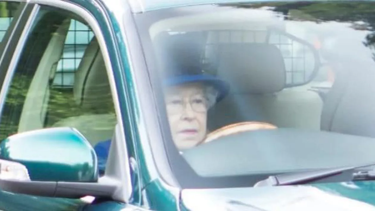 Ușor cu REGINA pe străzi: La 91 de ani, Elisabeta a II-a  a fost surprinsă la volan. Fără permis!