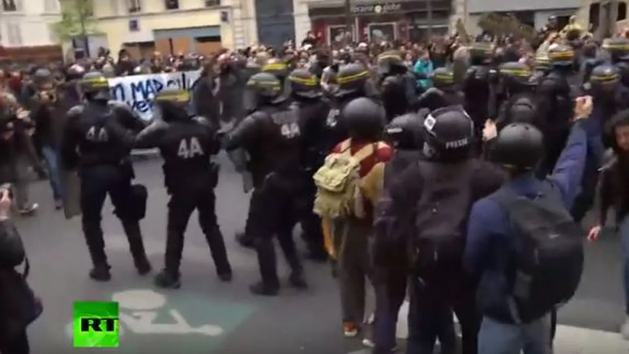 Proteste de amploare în Paris. Autoritățile au fost nevoite să lanseze gaze lacrimogene şi să tragă cu gloanţe de cauciuc (VIDEO)