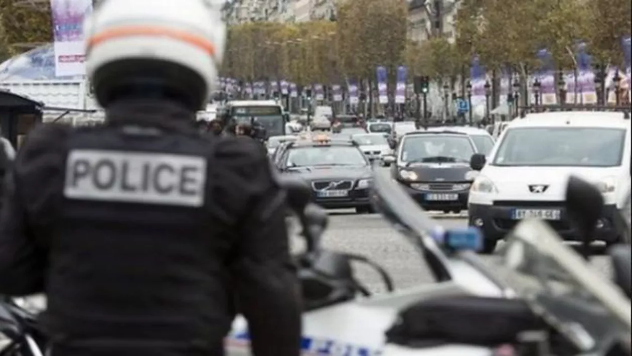 JAF ARMAT LA PARIS! Doi indivizi înarmați au jefuit o bijuterie de pe Champs Elysee (VIDEO)