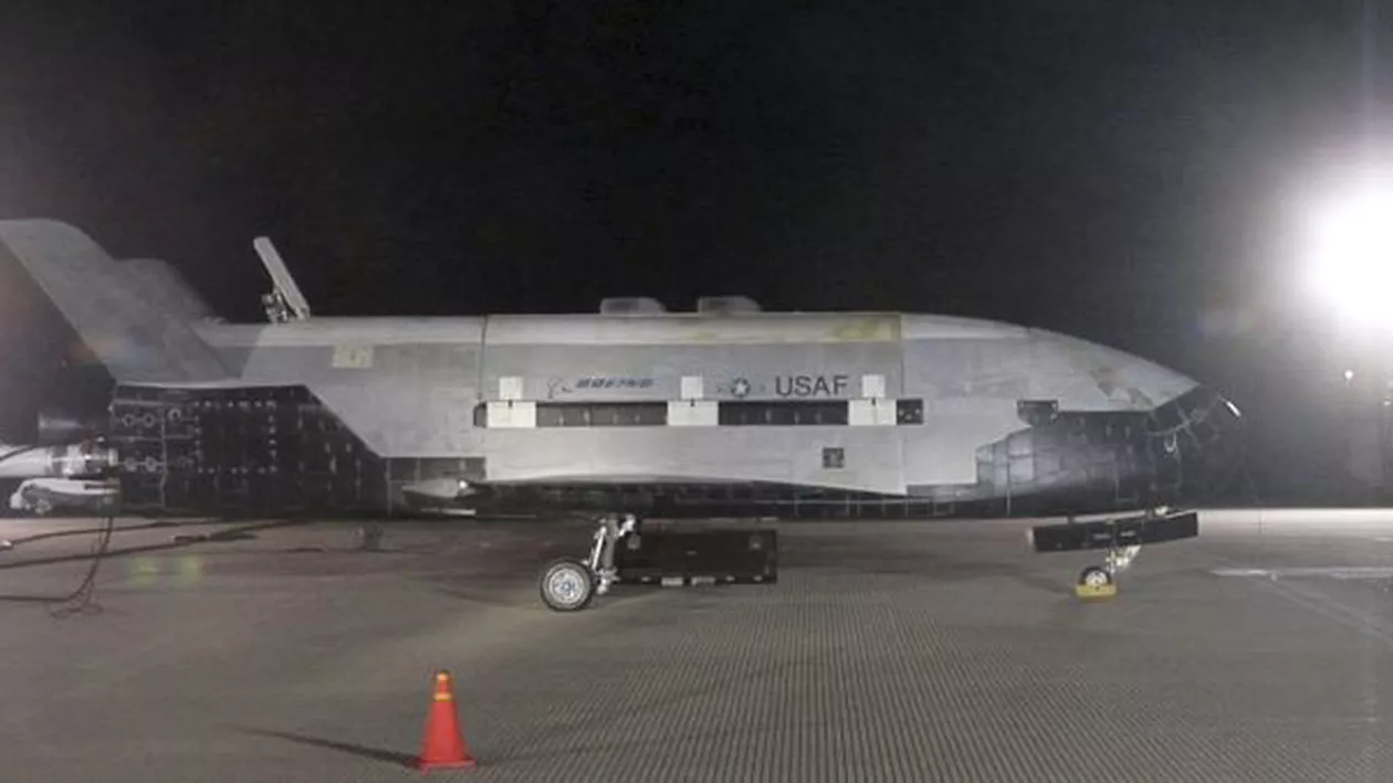 Un avion MISTERIOS a revenit pe Terra după o misiune SECRETĂ de doi ani în spațiul cosmic