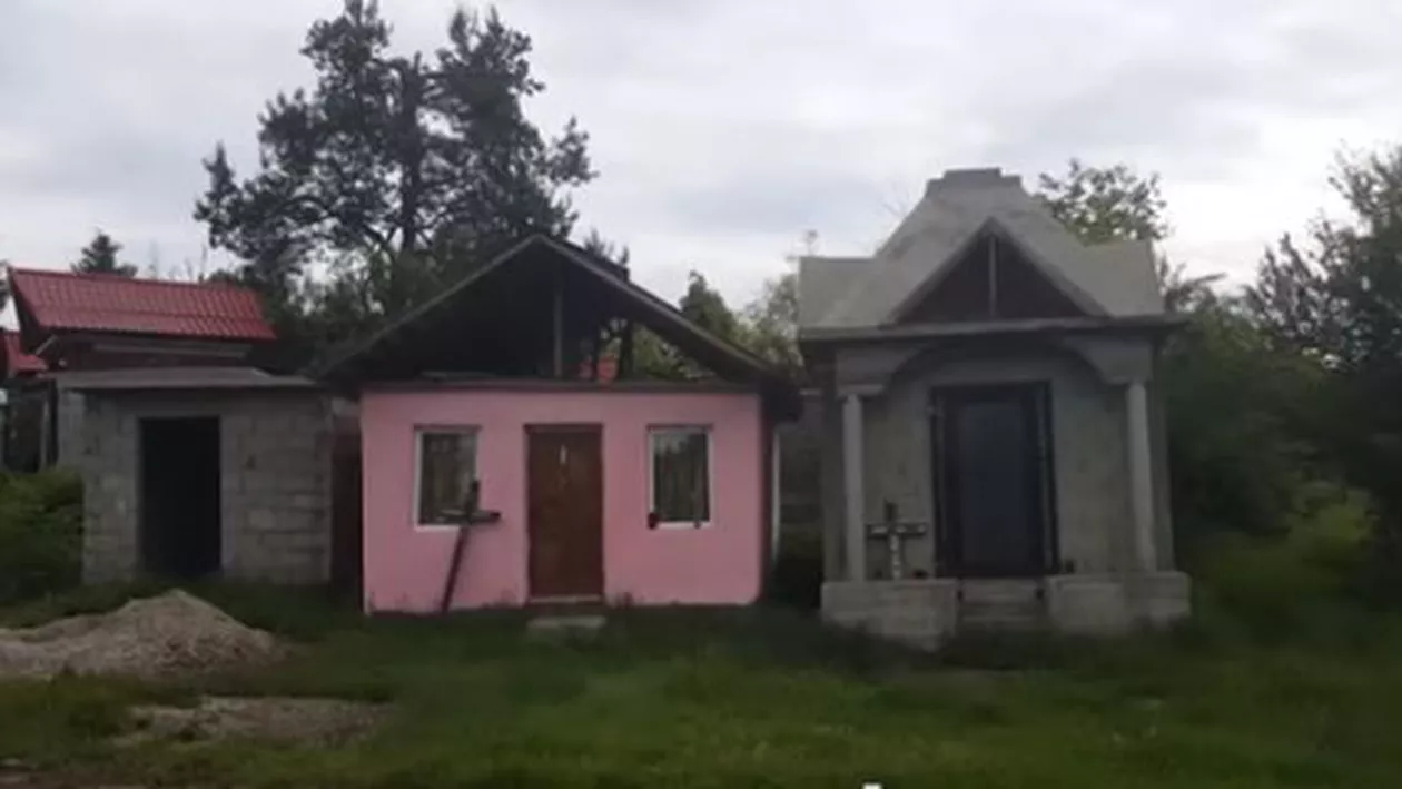 Un cimitir din Gorj, focar de infecție: Mormintele arată aici ca nişte coteţe, iar morţii intră în putrefacţie şi răspândesc un miros greu de suportat (VIDEO)