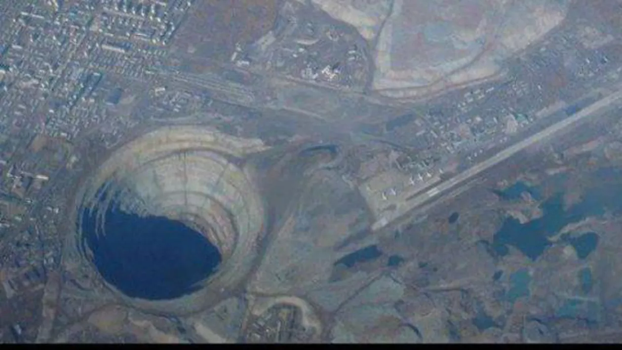 Cum arată cea mai ADÂNCĂ groapă artificială din lume (FOTO)