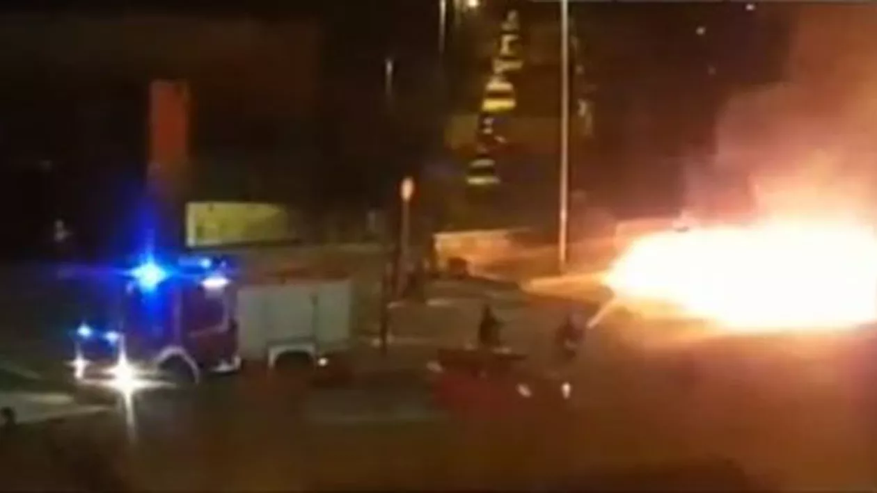 Atac xenofob la Roma: O rulotă în care se aflau 13 persoane de etnie romă, incendiată. O tânără şi surorile ei în vârstă de cinci şi opt ani au murit (VIDEO)