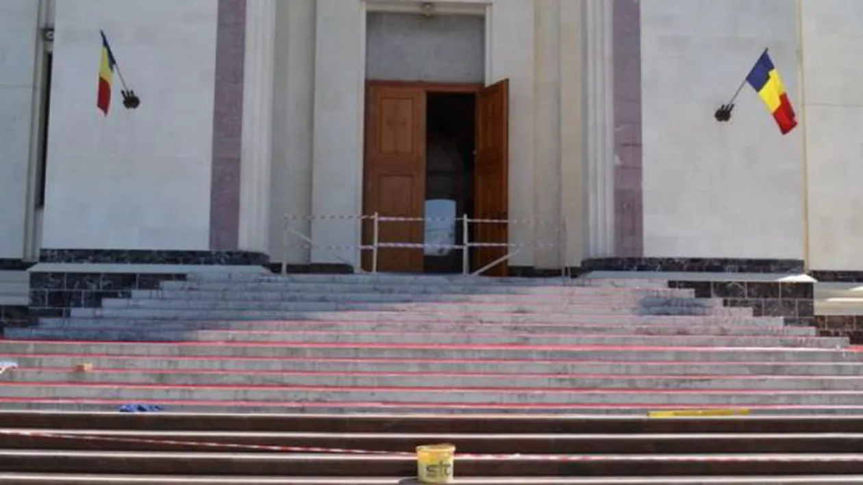 Catedrală cu ÎNCĂLZIRE în treptele exterioare: Să NU alunece credincioşii! (FOTO)