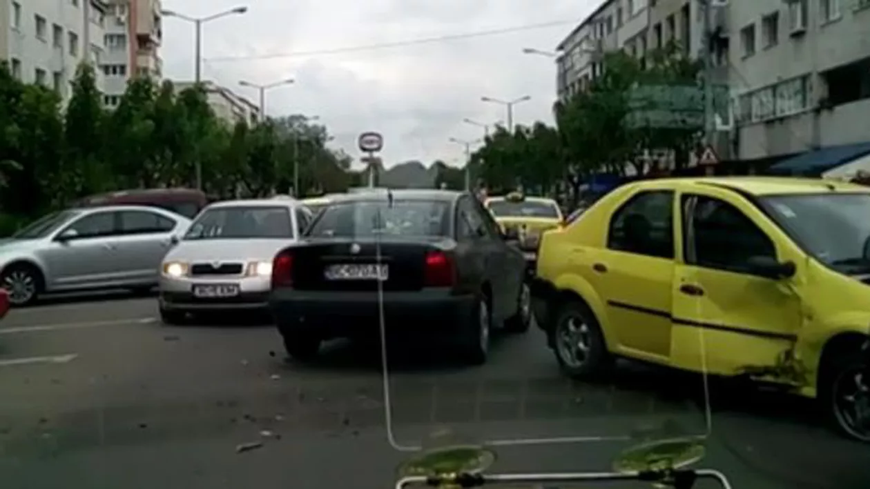 CINCI dintr-o lovitură: Accident SPECTACULOS în centrul Bacăului!