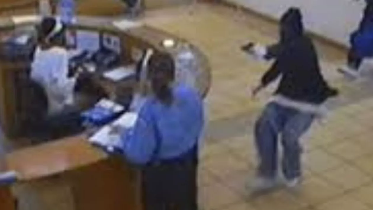 LUARE DE OSTATICI ÎN AUSTRIA! O bancă, JEFUITĂ de un bărbat înarmat (FOTO,VIDEO)