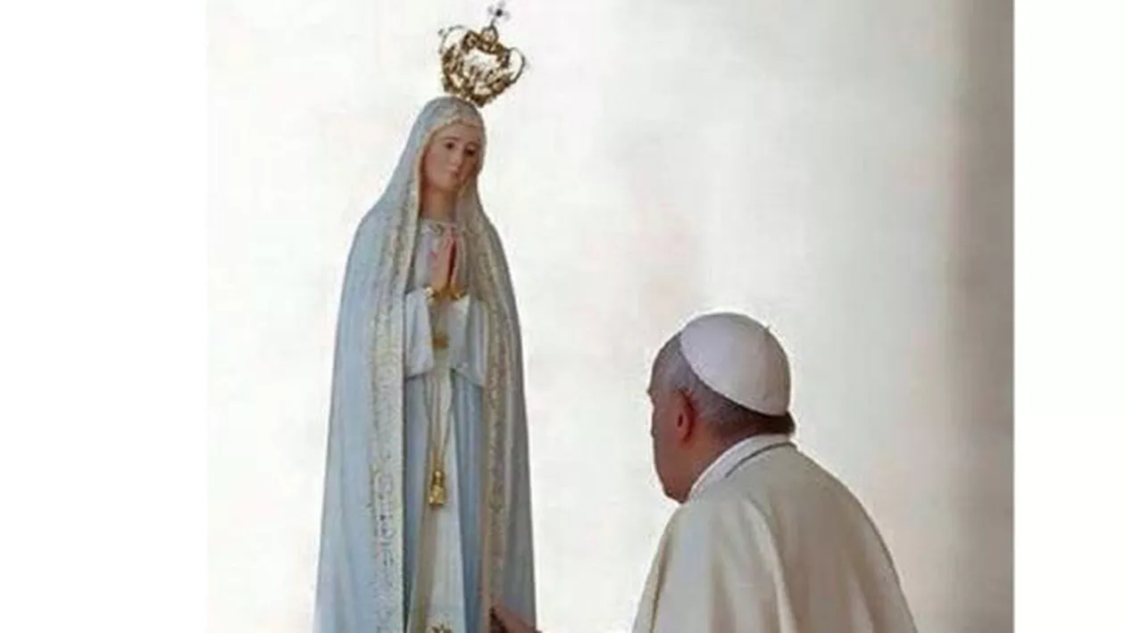 Papa primit cu ACLAMAȚII de mulțimea de credincioși care-l aștepta la FATIMA (VIDEO)