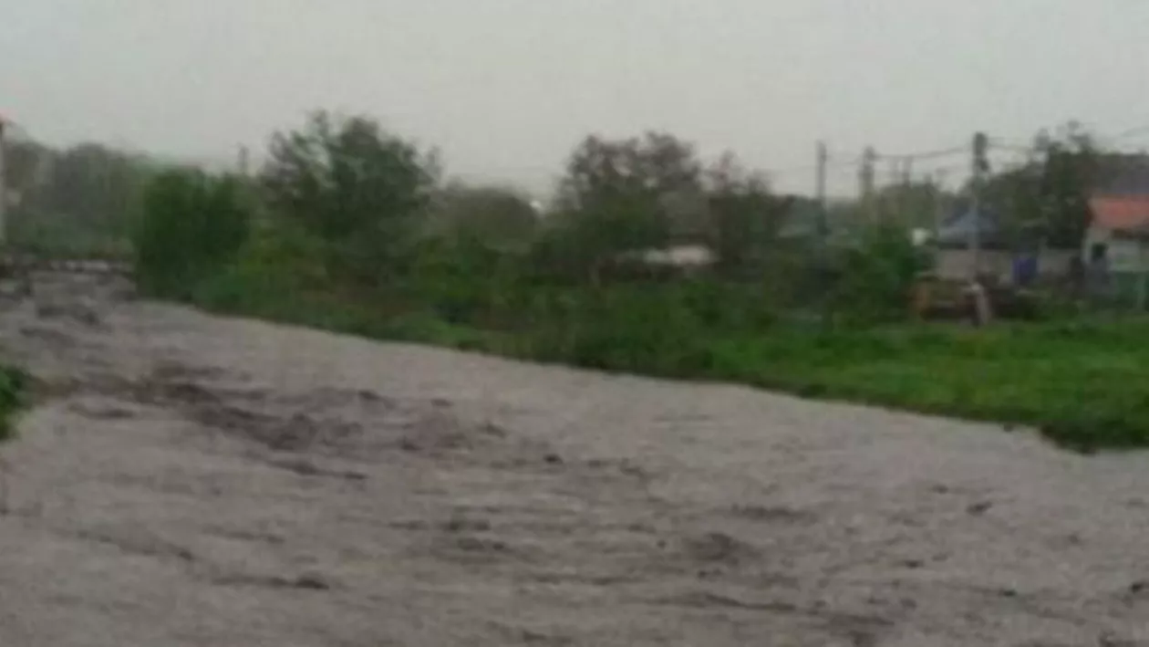 Inundații în Republica Moldova: Ploile torențiale au afectat mai multe localităţi din sudul şi sud-estul ţării (VIDEO)