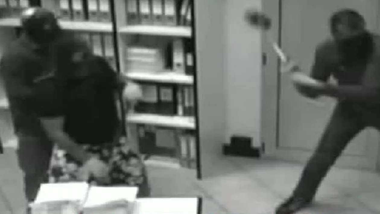 Jaf ca în filme la Focșani: Hoții au coborât pe frânghii într-un magazin de electrocasnice (VIDEO)