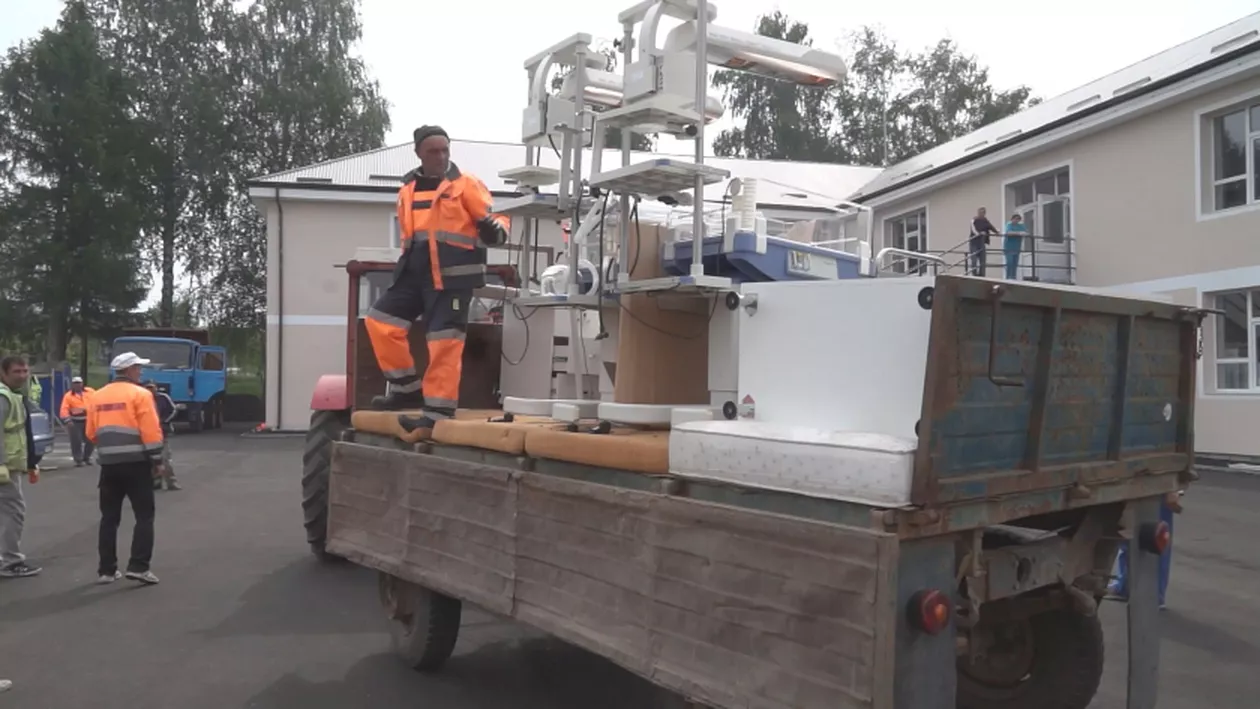Imagini scandaloase la Maternitatea Fălticeni. Mai multe incubatoare pentru bebeluși, aduse cu o remorcă care transportă gunoi (VIDEO)