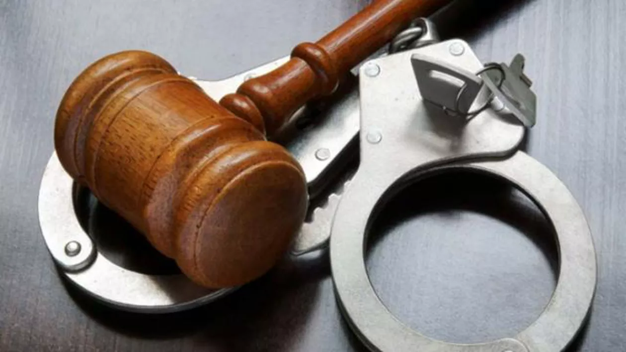 TREI DINTR-O LOVITURĂ! Un fost deputat a fost CONDAMNAT, alături de soția sa și de un primar