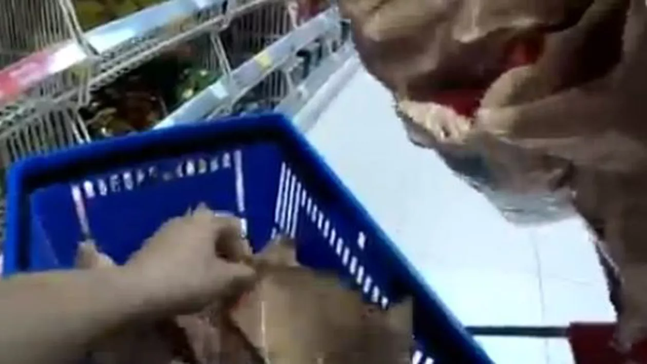 REVOLTĂTOR! Produse expirate, ținute la raft cu zilele într-un supermarket din Timișoara. Cum sunt PĂCĂLIȚI clienții cu promoțiile (VIDEO)