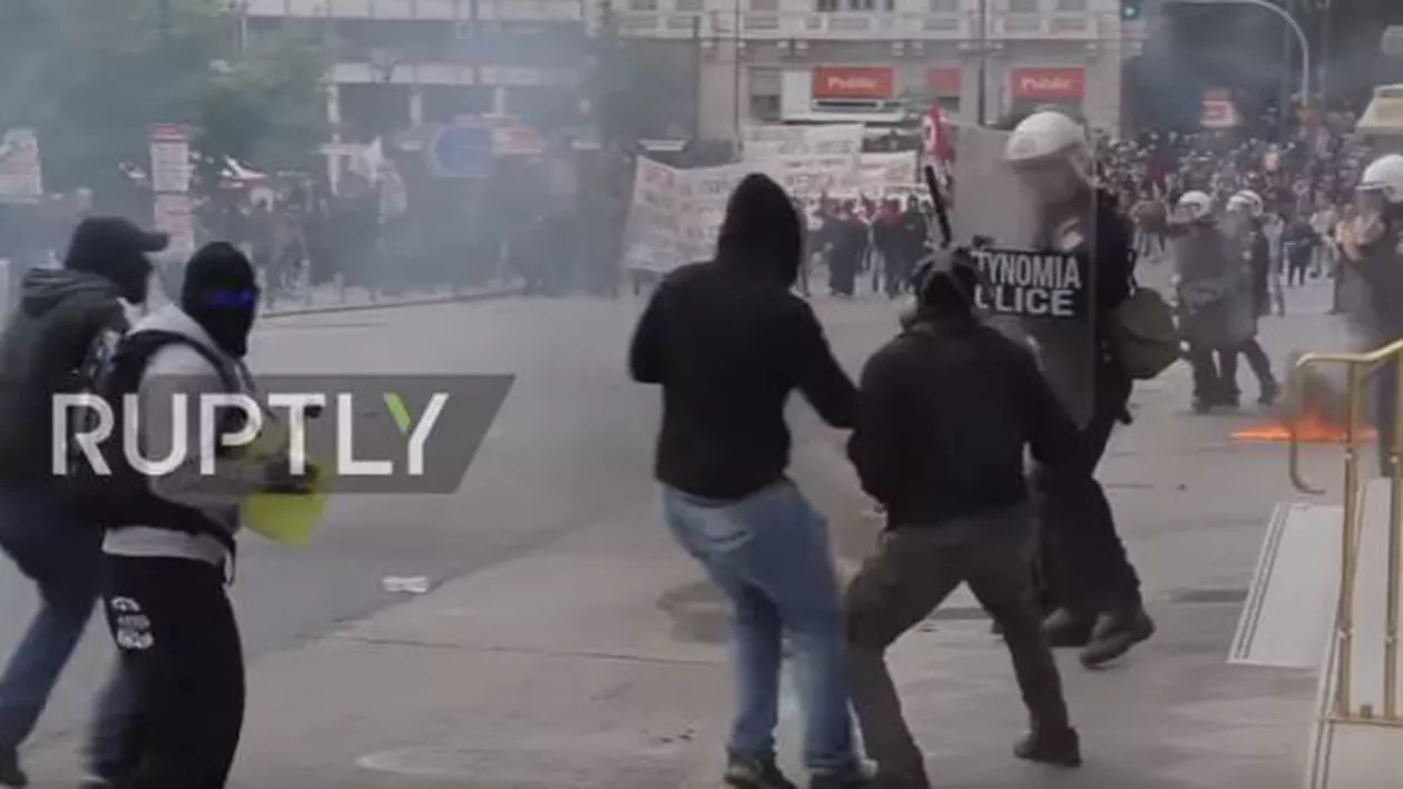 Protestele din Atena au degenerat în violenţe. Zeci de tineri au atacat forţele de ordine, care au reacționat (VIDEO)