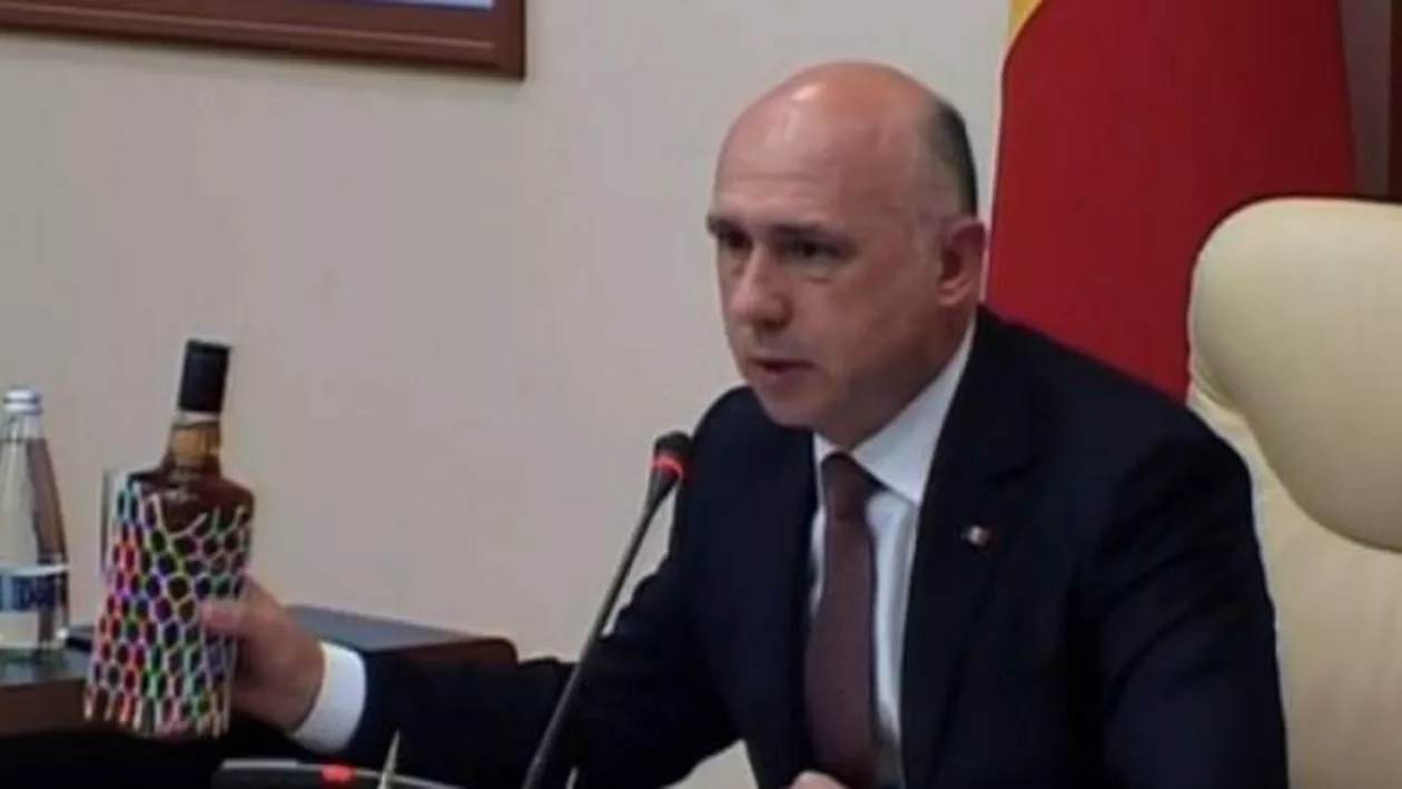 Gest incredibil al premierului din Republica Moldova: A intrat în ședința de Guvern cu o sticlă de whiskey (VIDEO)