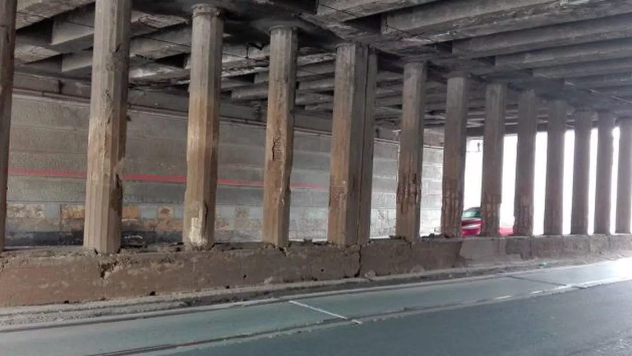 SUB SEMNUL TRAGEDIEI! Un POD din CAPITALĂ riscă să se PRĂBUȘEASCĂ ÎN ORICE MOMENT! Zeci de mii de bucureșteni, ÎN PERICOL. Autoritățile NU FAC NIMIC (VIDEO)