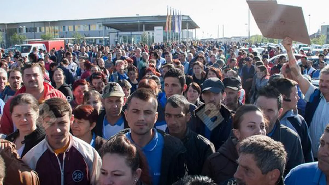 Zeci de angajați Leoni, OBLIGAȚI SĂ DEMISIONEZE după ce au vorbit cu presa și au făcut postări pe Facebook