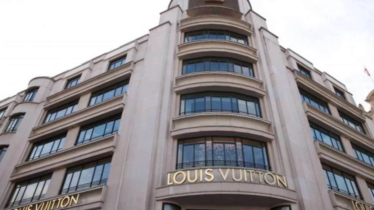 Jaf armat la un magazin Louis Vuitton de pe Champs-Elysees: Un bărbat înarmat a furat o geantă plină cu obiecte de lux