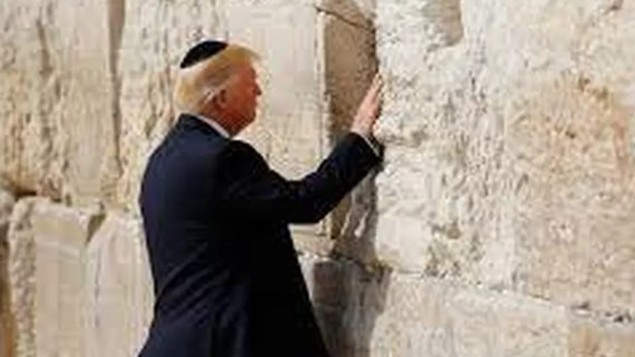 Donald Trump s-a recules la Zidul Plângerii: Este primul președinte american în exercițiu care ajunge în cel mai sacru loc al iudaismului (FOTO)