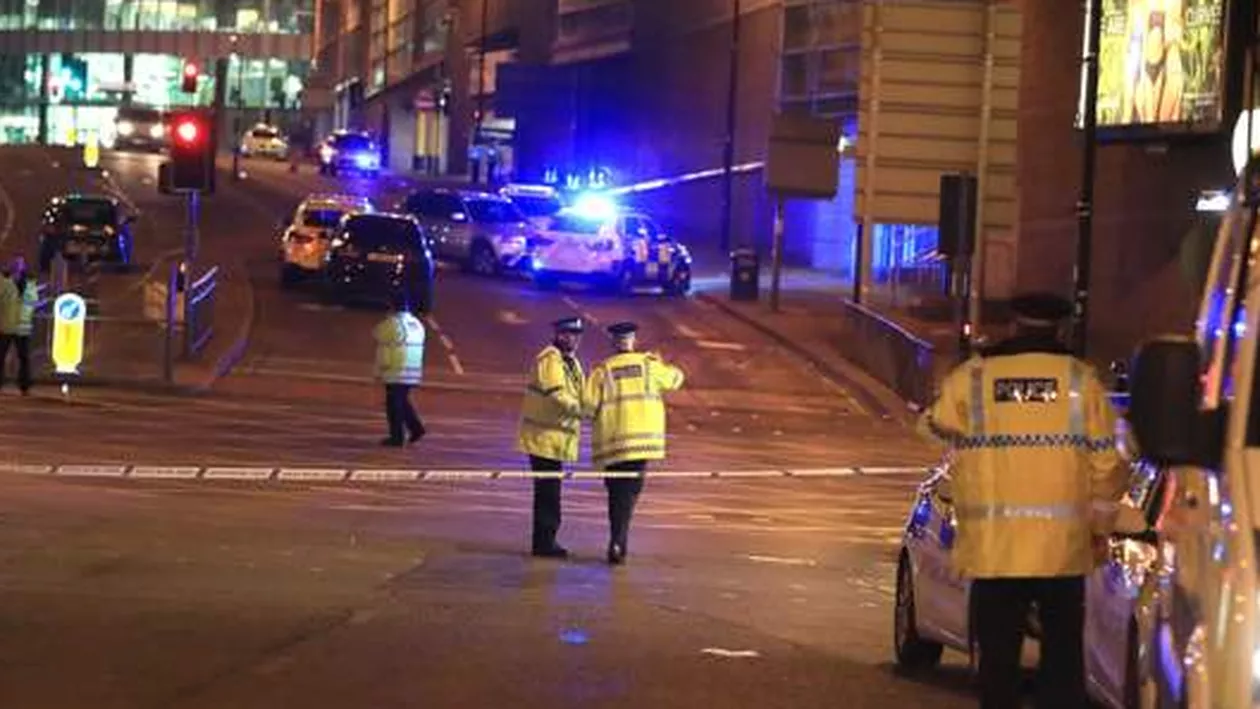 EXPLOZIE pe arena Manchester. Bilanț provizoriu: 22 MORȚI și 59 de RĂNIȚI. Poliția tratează cazul ca pe un atac terorist. Oficiali americani: A fost un atac sinucigaș (VIDEO)