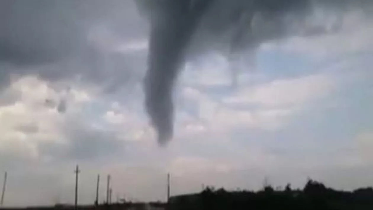 O nouă TORNADĂ a făcut prăpăd la Făcăieni. Furia naturii A SMULS acoperişuri şi A PUS LA PĂMÂNT sute de pomi dintr-o pădure (VIDEO)