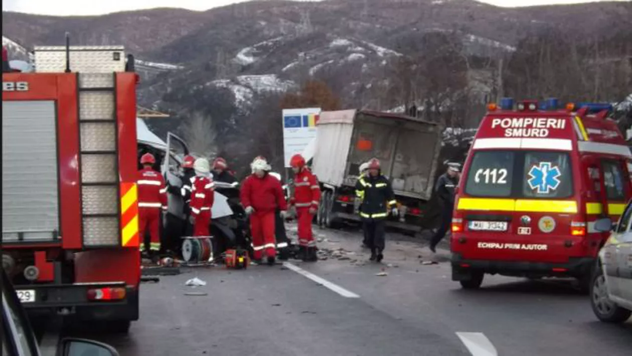 Tragedie pe DN6: Trei persoane și-au pierdut viața într-un teribil accident rutier între Orșova și Topleț (VIDEO)