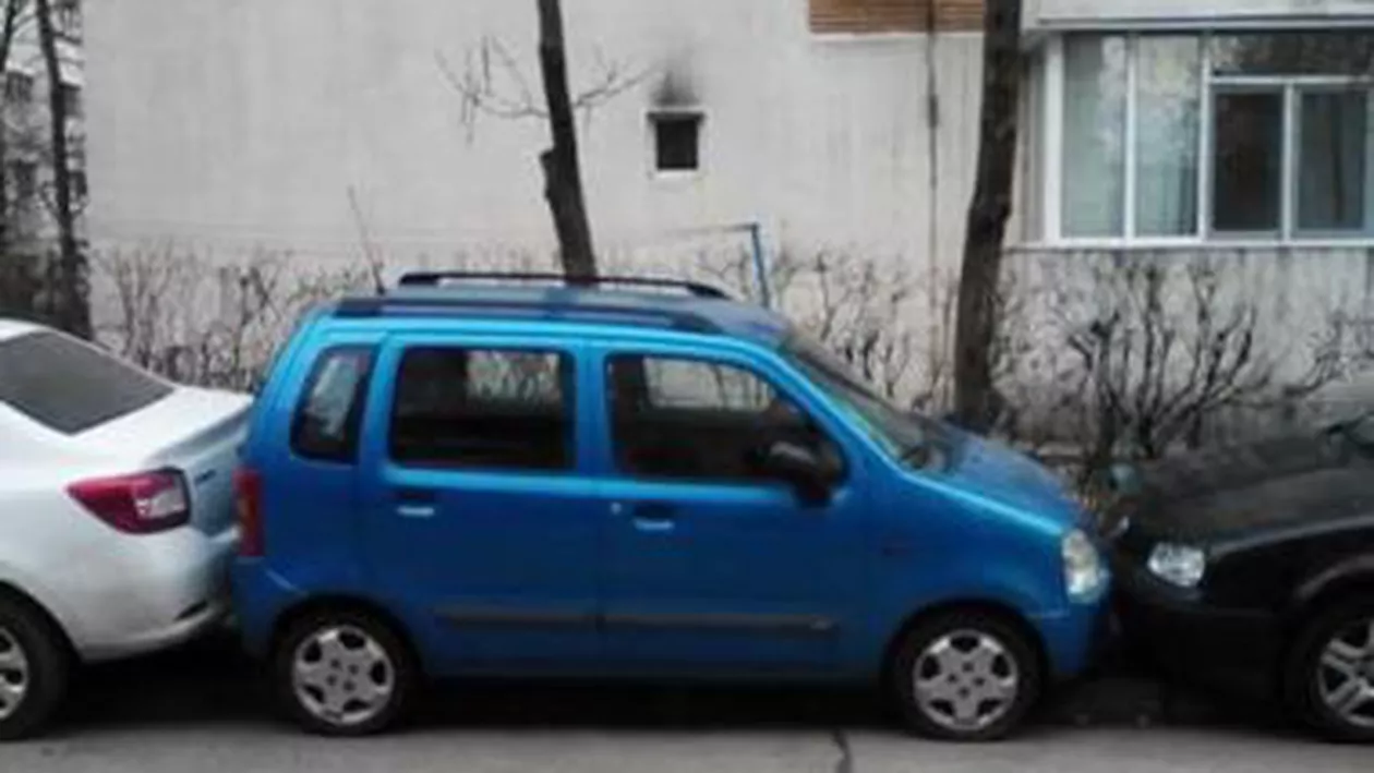 Un șofer priceput dă lecții de parcat. Acesta și-a parcat mașina la doar câțiva centimetri distanță de celelalte autoturisme (FOTO)