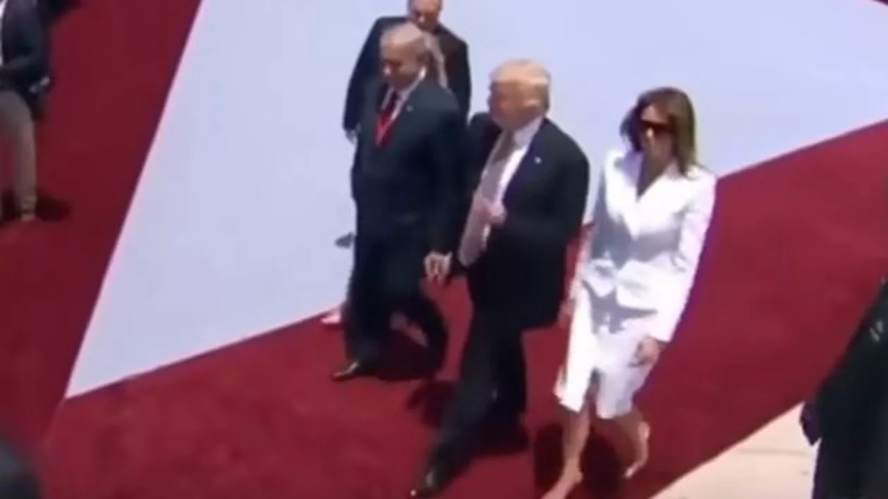 Melania refuză mereu să fie ținută de mână în public de Donald Trump. Cum explică un expert acest lucru (VIDEO)
