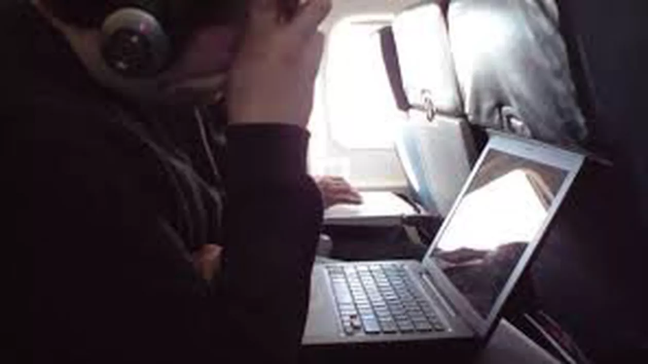 SUA a interzis prezența laptopurilor sau a altor aparate electronice la bordul avioanelor