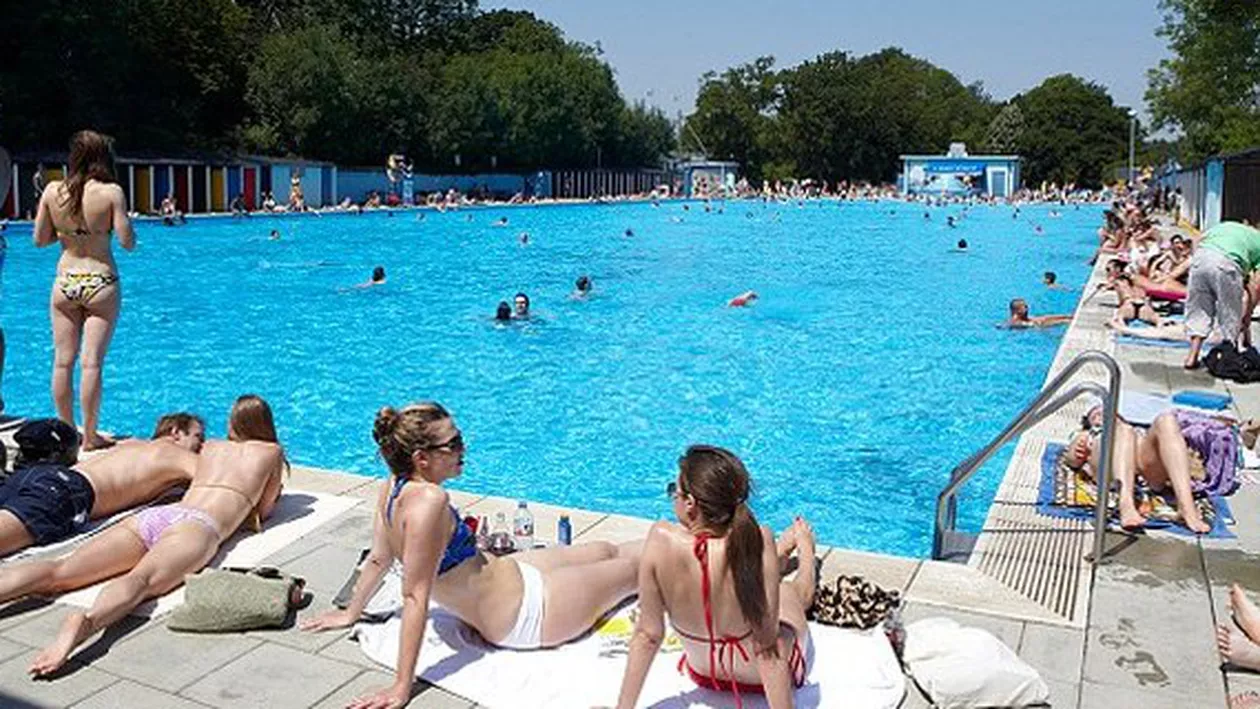 Pericolele care se ascund în apa din piscinele publice: Atenție! Pot cauza probleme respiratorii! (VIDEO)