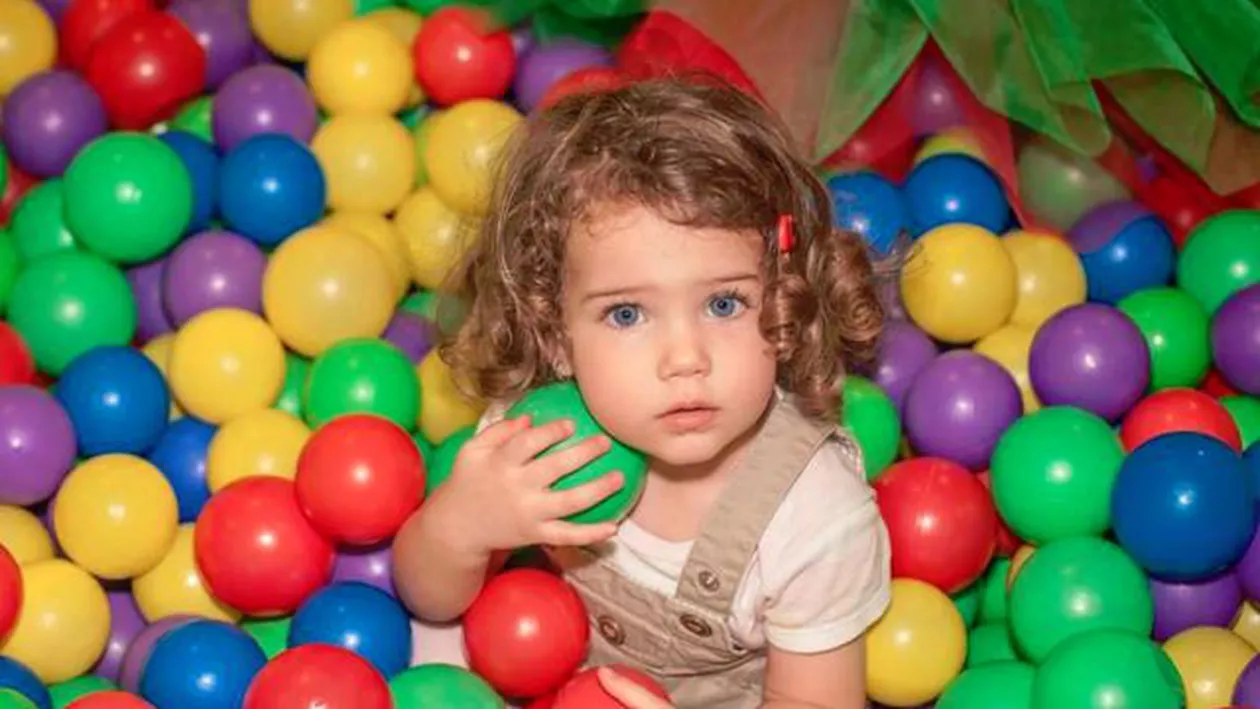 Să-i redăm copilăria Evei! Diagnosticată cu cancer, micuța de doar 4 ani are nevoie de ajutor