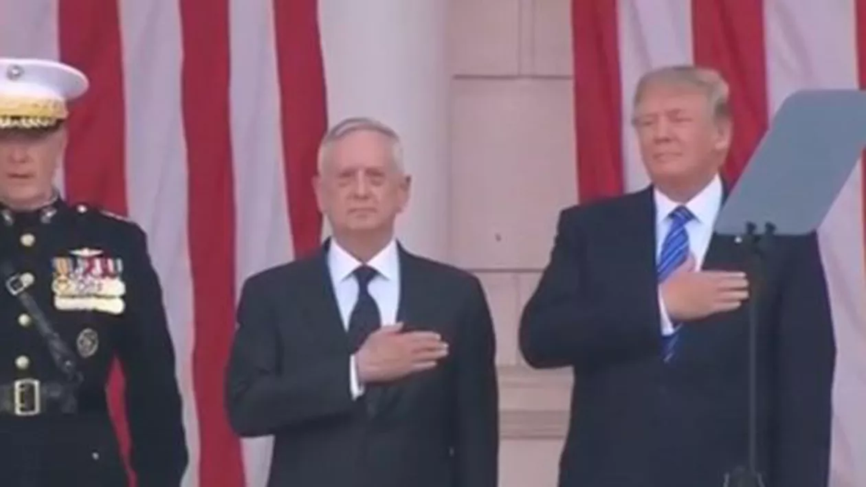 Patriotismul i-a dat bătăi de cap: Donald Trump s-a prostit ca un copil la intonarea imnului SUA (VIDEO)