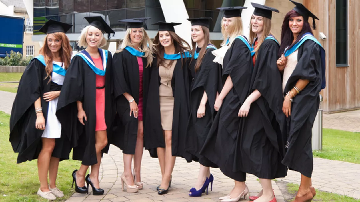 Scandal MONSTRU la o universitate de prestigiu: Studentele, încurajate să poarte un ''decolteu drăguț'' la ceremonia de absolvire (FOTO)