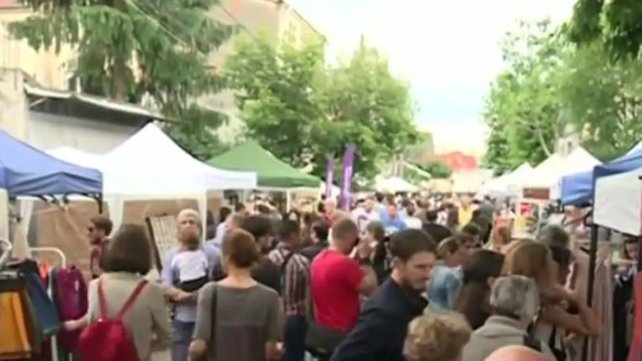 Strada Mătăsari, scena unui festival inedit: Bucureștenii, încântați de tot felul de activități, concerte, prezentări de modă şi spectacole de teatru (VIDEO)
