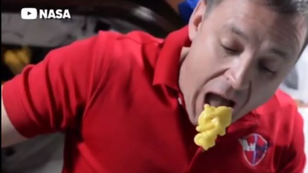 Cum mănânci budincă în condiţii de gravitaţie zero. Un astronaut ne arată (VIDEO)