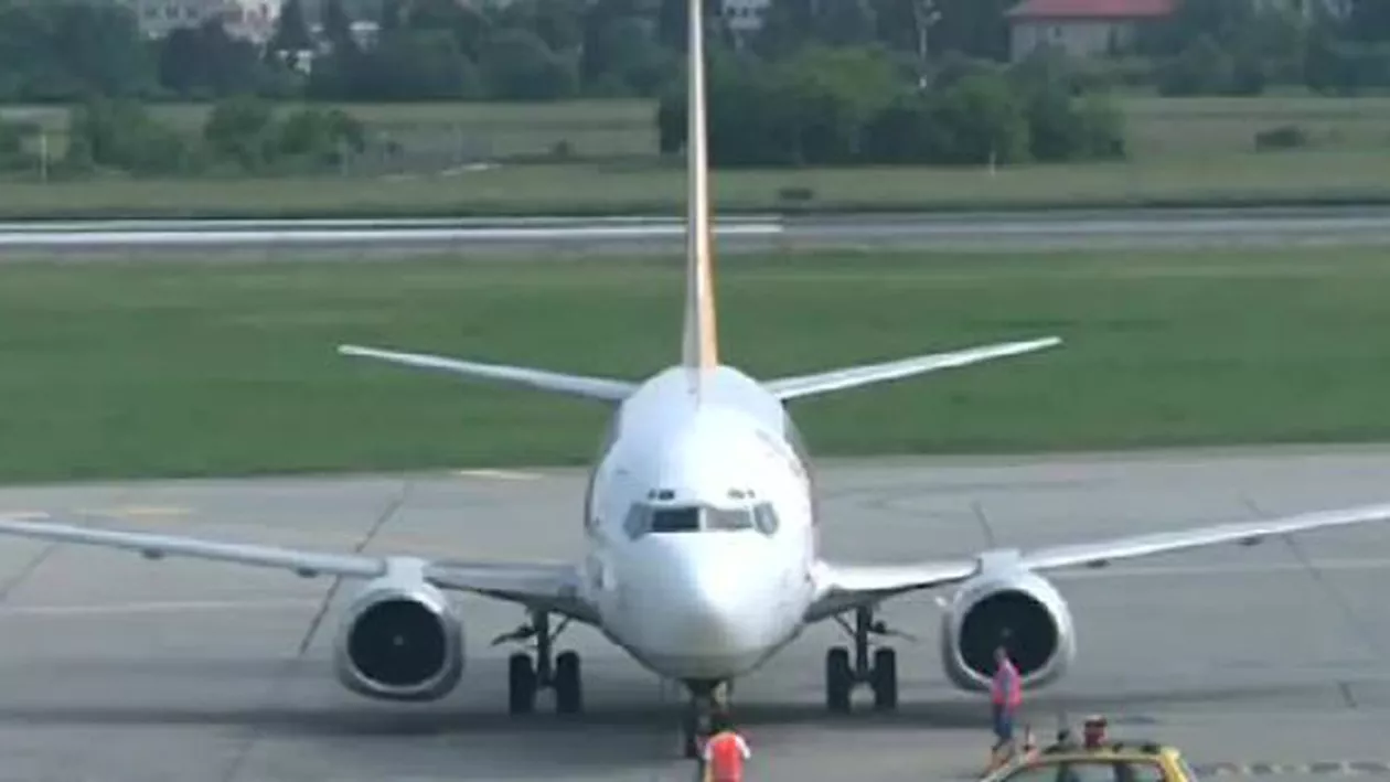 Aterizare de urgență pe aeroportul Otopeni. Un pasager în vârstă de 80 de ani a intrat în stop cardiac (VIDEO)