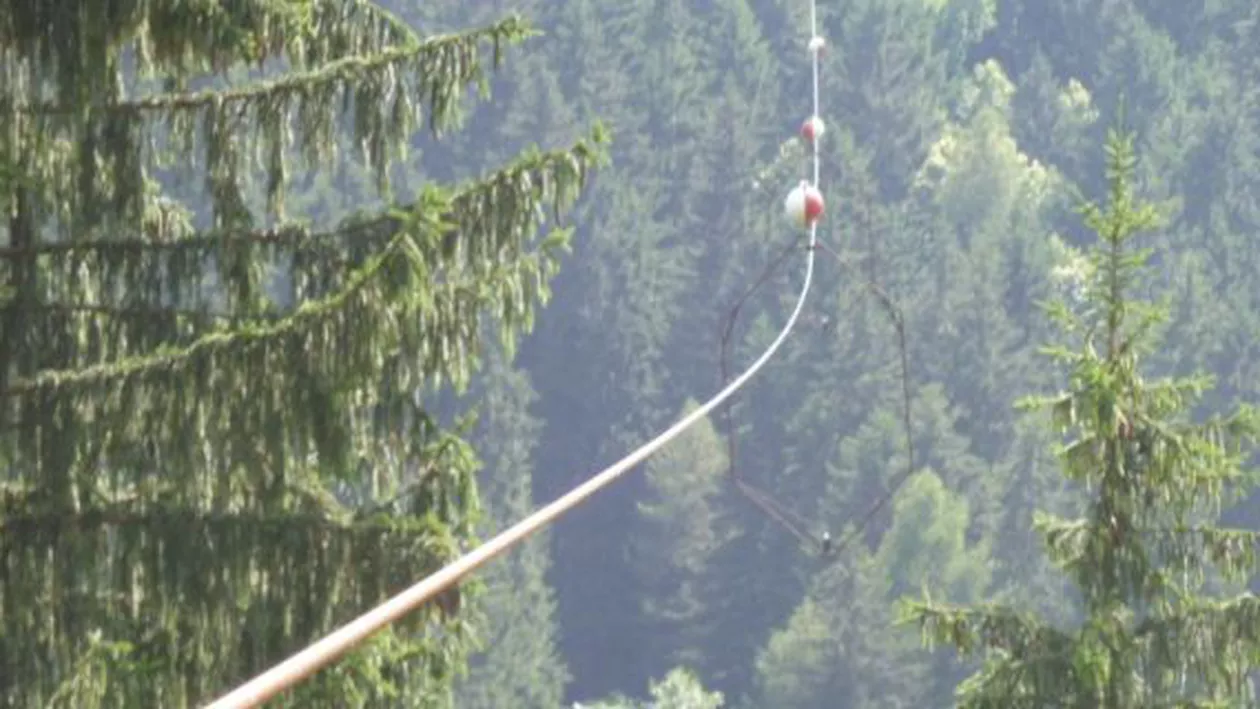 Italia: Un român a murit și altul este grav rănit după ce au fost loviți de cabina unui teleferic pentru transportul lemnului