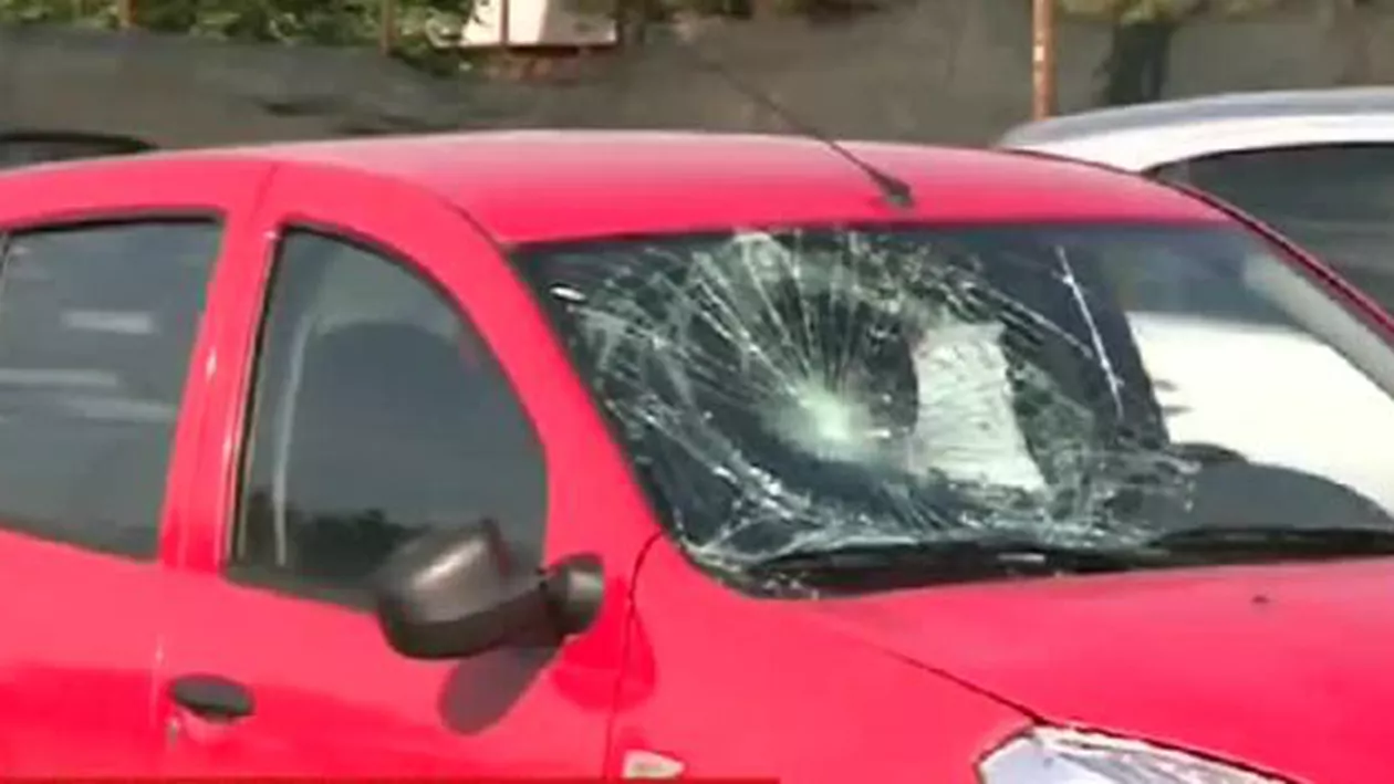 Accident în Capitală: Două tinere au fost lovite pe trecerea de pietoni, în timp ce traversau pe culoarea roșie a semaforului (VIDEO)