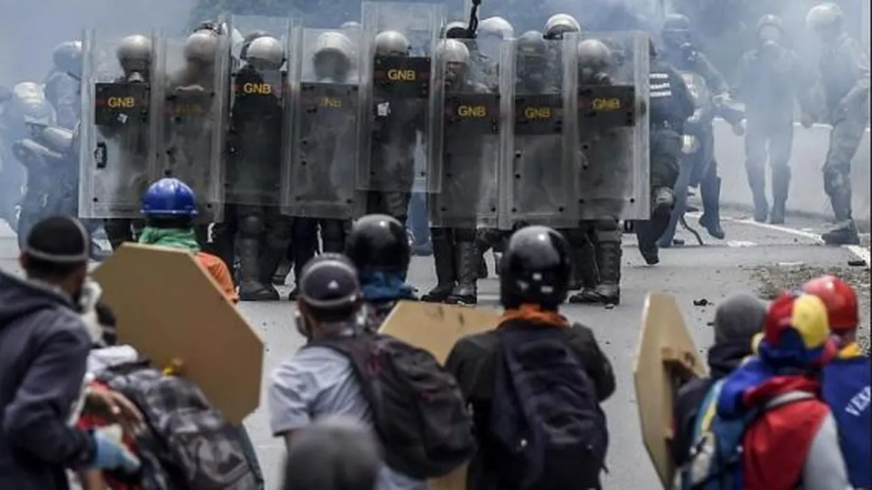 Venezuela: Bilanțul victimelor a ajuns la 65 de morți în manifestațiile împotriva președintelui Maduro