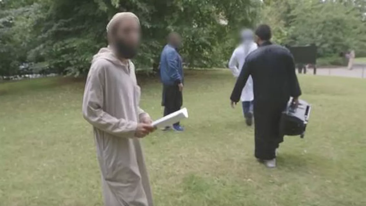 Conducătorul atacului din Londra, într-un documentar despre ISIS: Se ruga la steagul Daesh împreună cu un preot controversat (VIDEO)