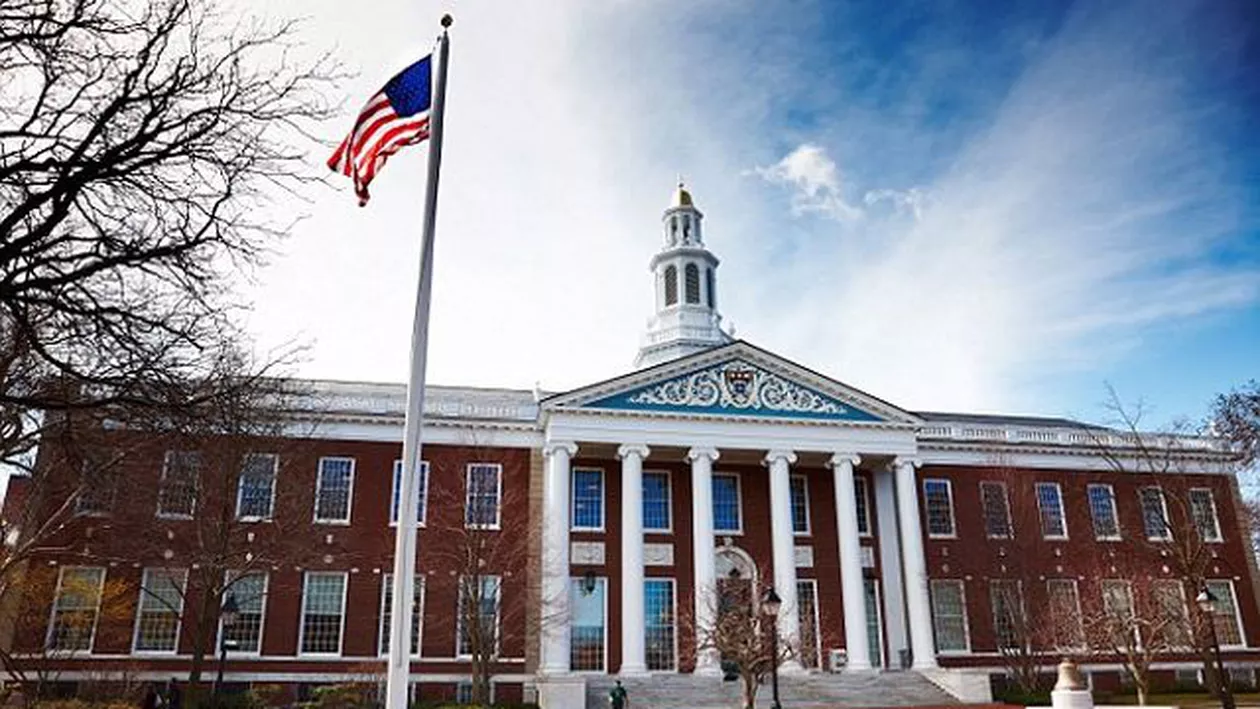 Harvard a anulat admiterile a cel puțin 10 studenți pentru postări ofensive pe Facebook